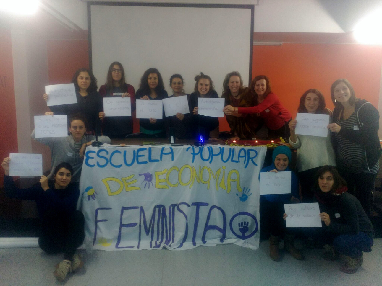 Noies amb pancarta de l'Escola popular d'economia feminista