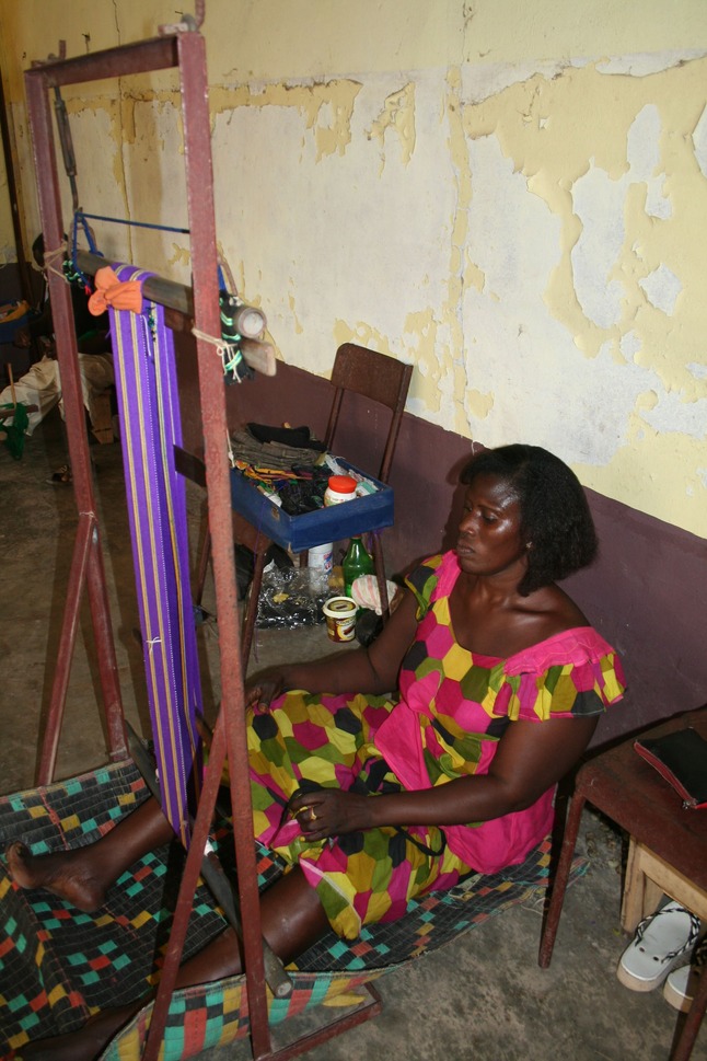 Dona teixint
