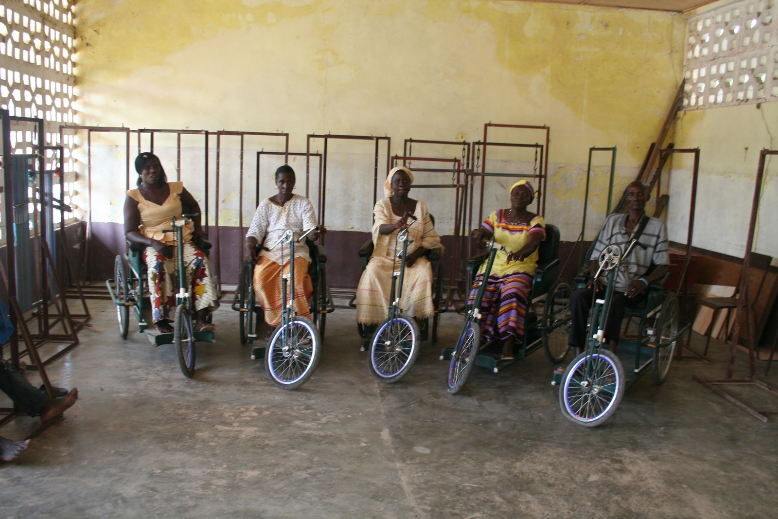 Grup de persones en tricicle a Senegal