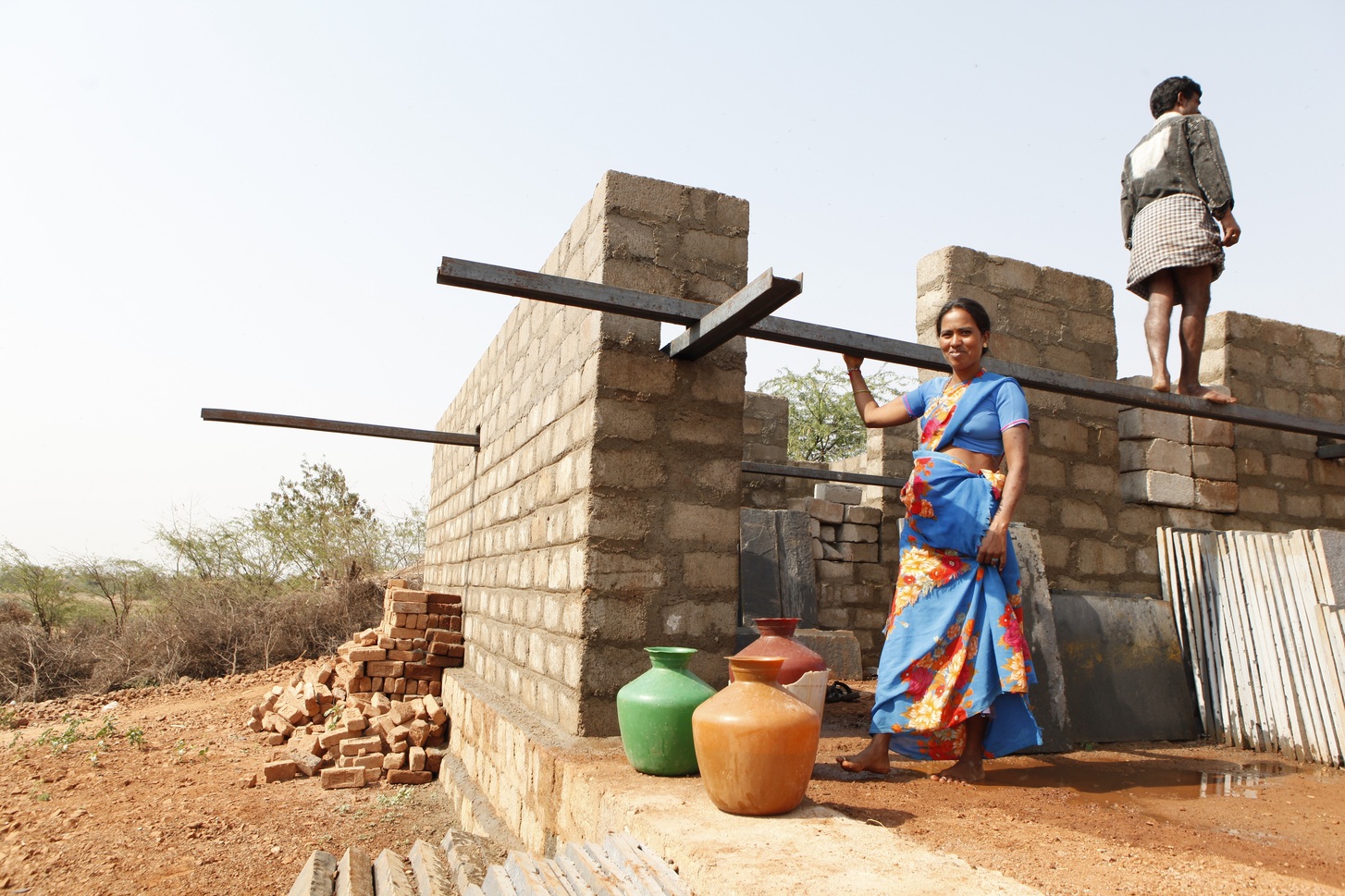 Dones construint una casa a l'Índia